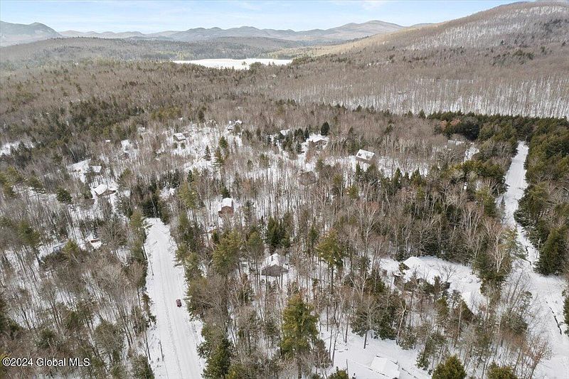3rd image of 37 Iroquois Trail