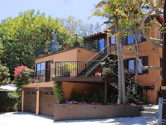 Home is located on upper level of this Beautiful Small 4 unit Building in Hollywood Hills. Quiet building, serene surroundings on a cul-de-sac street