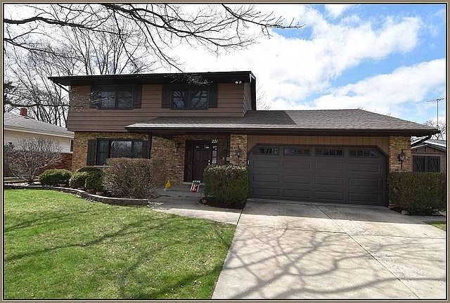 1st image of 221 Briar Ln