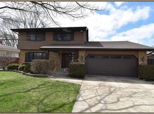 221 Briar Ln, North Aurora, IL 60542