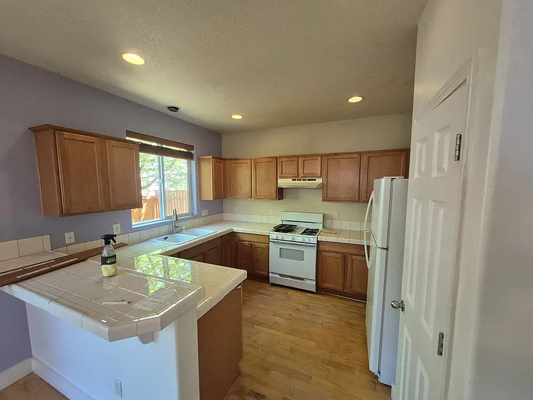 1467 SE Blanchard St — Photo 3