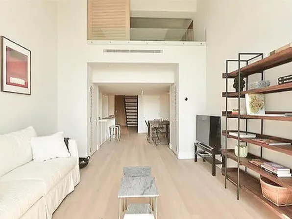 421 Hudson Street 305 image 2 of 10