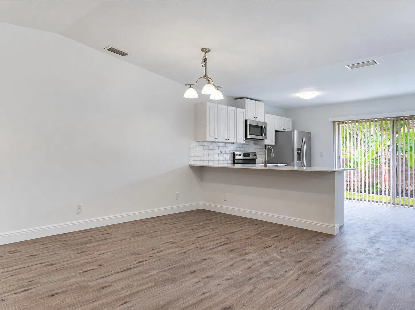 3 bed, 2.0 bath, 1393 sqft, $3,250 — Photo 4