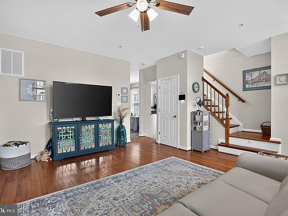 4th image of 46118 Thoroughbred Way #46118