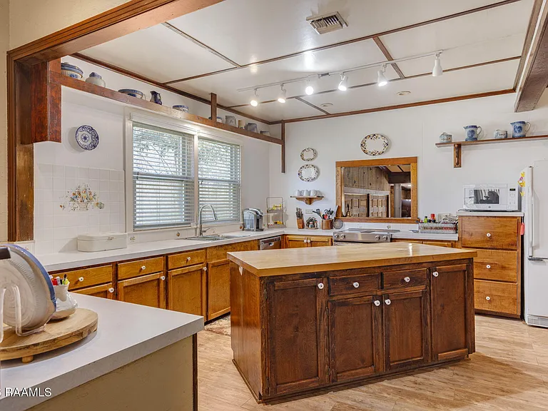 411 Wiggins Rd — Photo 16