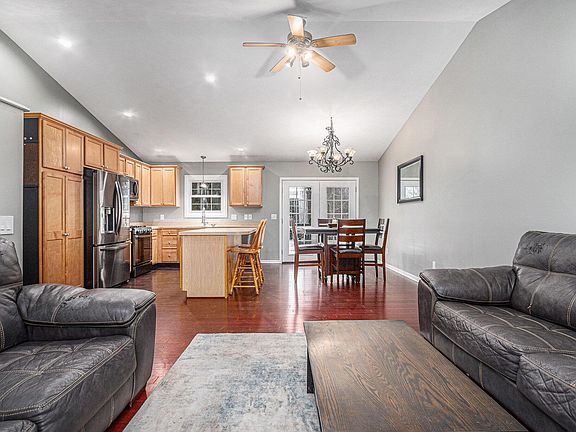4th image of 9463 White Pine St