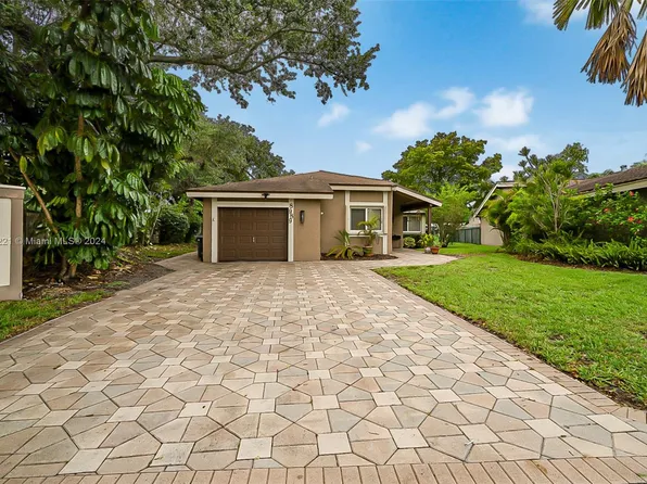 8989 NW 9th Pl, Plantation, FL 33324