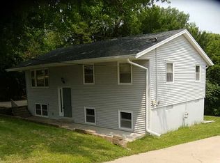 1749 20th St NW, Cedar Rapids, IA 52405