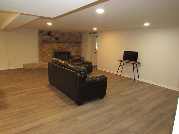 3rd image of 1046 Greenwood Dr