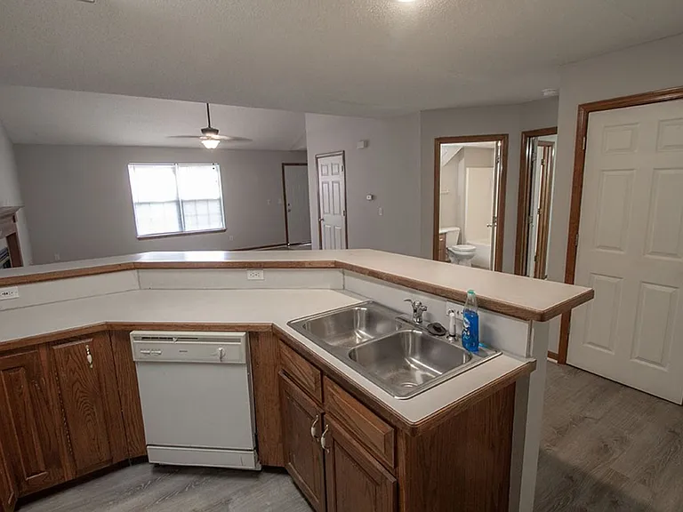 1316 Valley Creek Ln — Photo 8