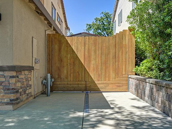 5th image of 2184 Mount Errigal Ln