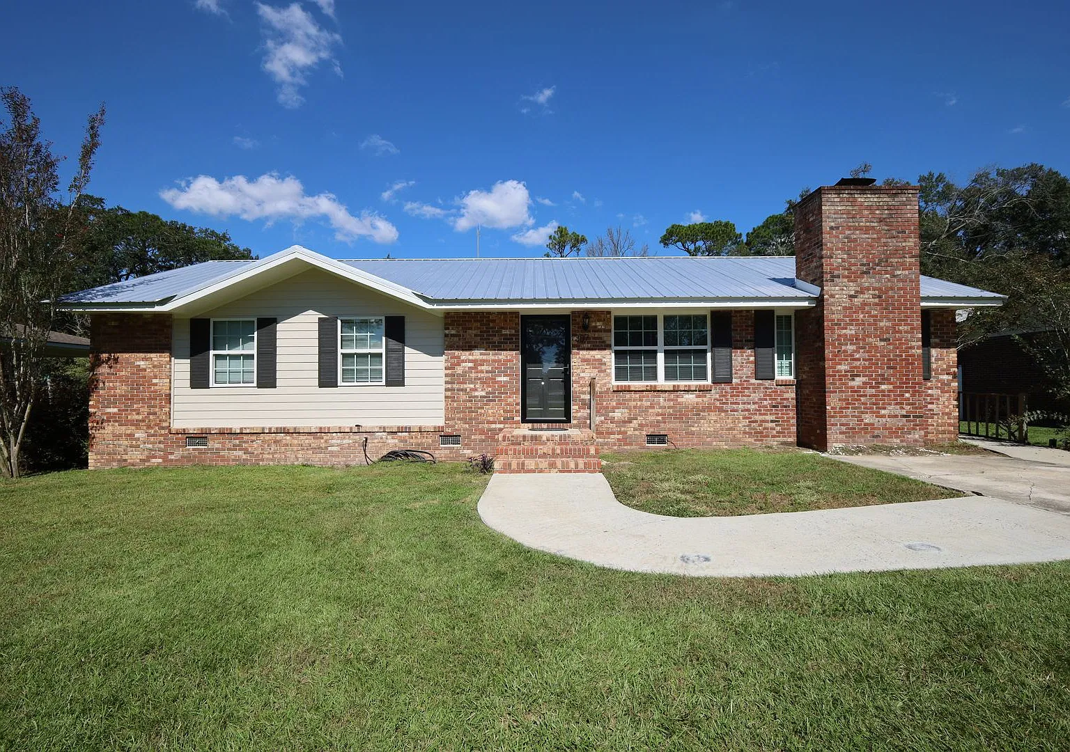 307 E Stanfill Street — Photo 1