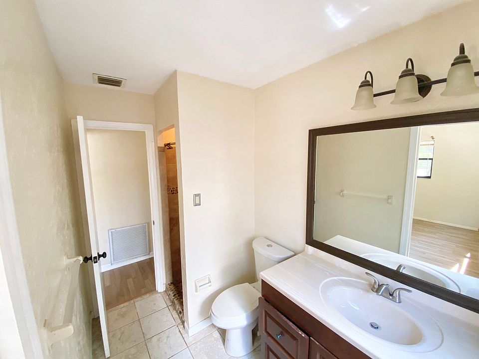 1st image of 2340 Roselawn Cir