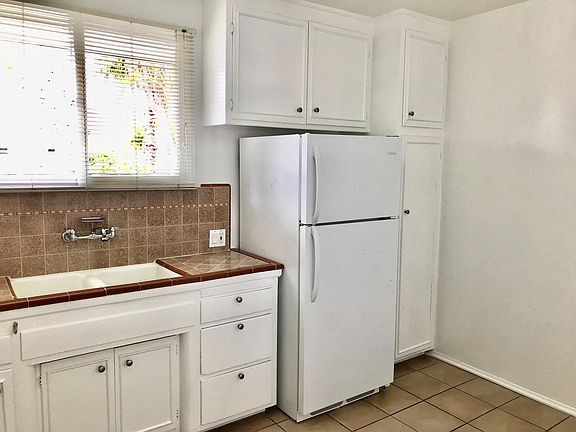 5th image of 605 S Barrington Ave APT 15