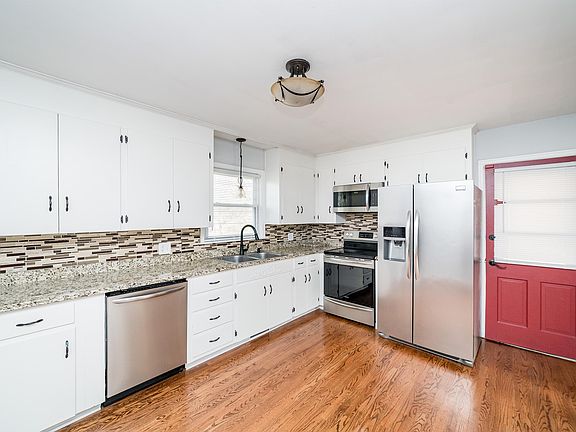 2nd image of 826 Dawnridge Dr