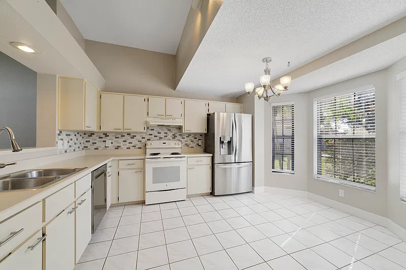 3 bed, 2.0 bath, 1240 sqft, $2,695 — Photo 2
