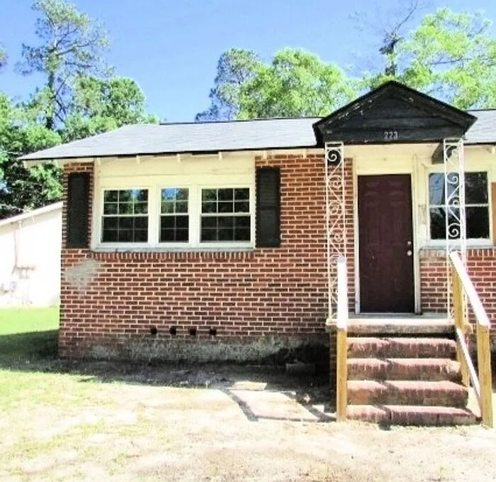 223 Highland Ave