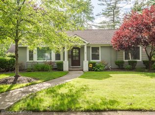 32011 Sheridan Dr, Beverly Hills, MI 48025