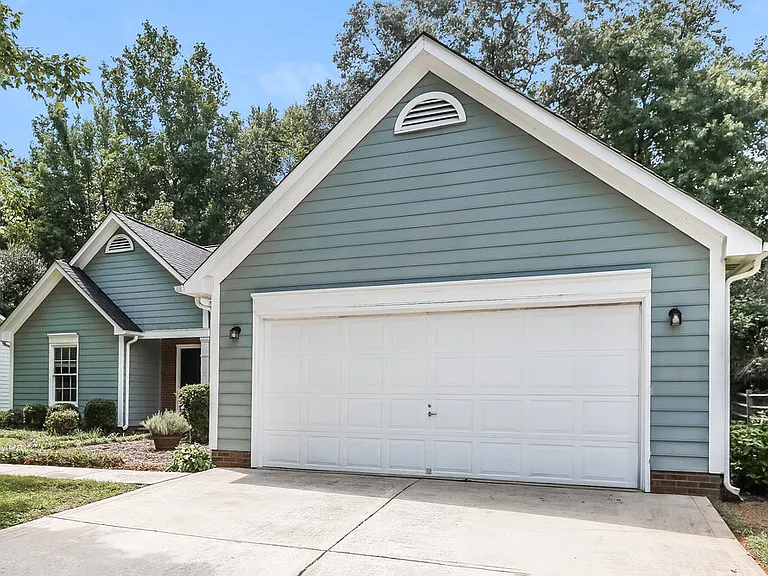 11621 Long Forest Dr — Photo 3