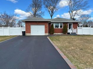 15 Ranch Dr, Shirley, NY 11967