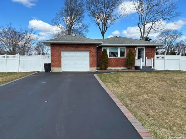 15 Ranch Drive, Shirley, NY 11967