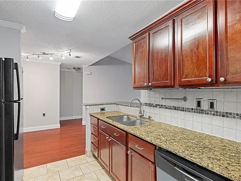 640 Granville Ct — Photo 17