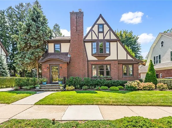 28 Kenilworth Way, Pawtucket, RI 02860
