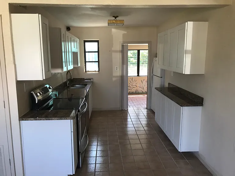 146 Laurie Dr — Photo 3