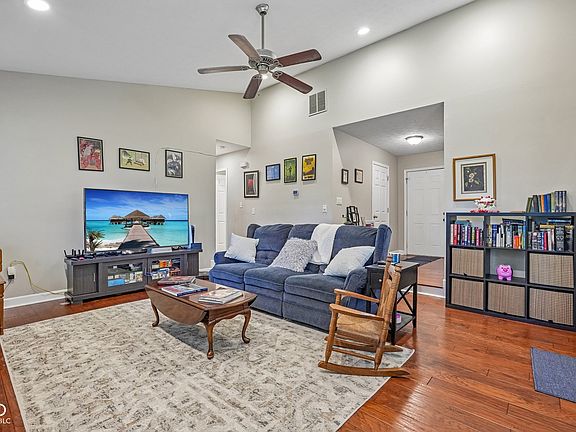 4th image of 7426 Cobblestone West Dr