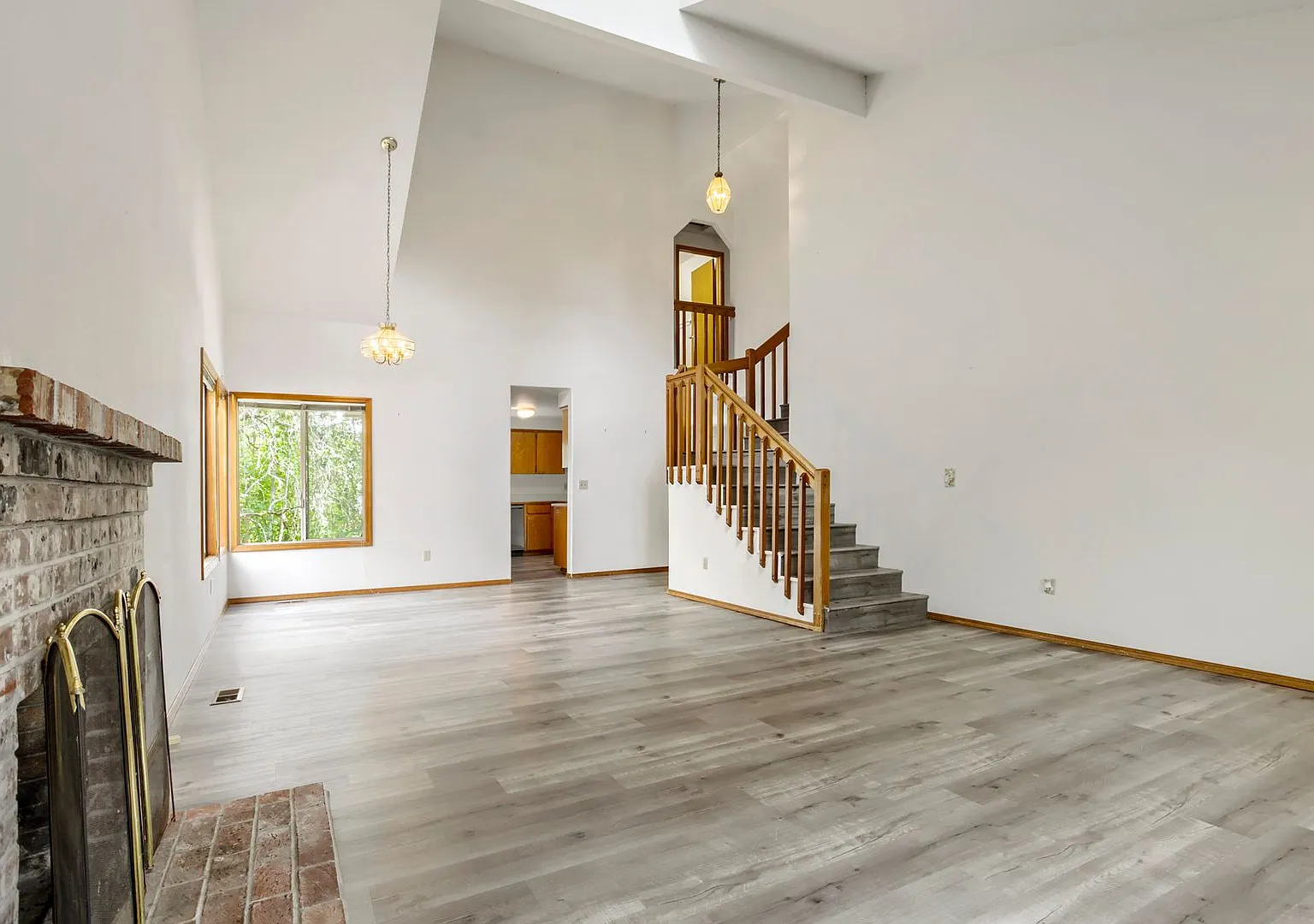 3BR/2.5BA Two-Story Home in Bethany/NW Portland Expansive Backyard Deck, Fully Fenced Yard & 2-Ca... — Photo 2