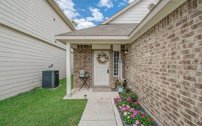3 bed, 2.0 bath, 1343 sqft, $1,999 — Photo 2