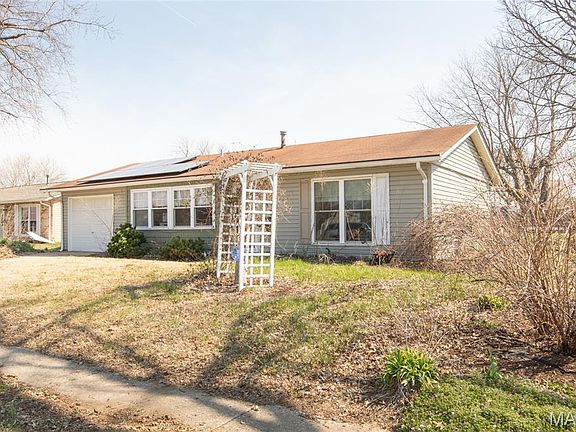 3rd image of 10 Watertown Cir