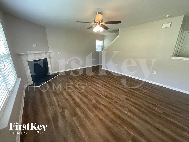 4 bed, 2.5 bath, 2231 sqft, $2,095 — Photo 2