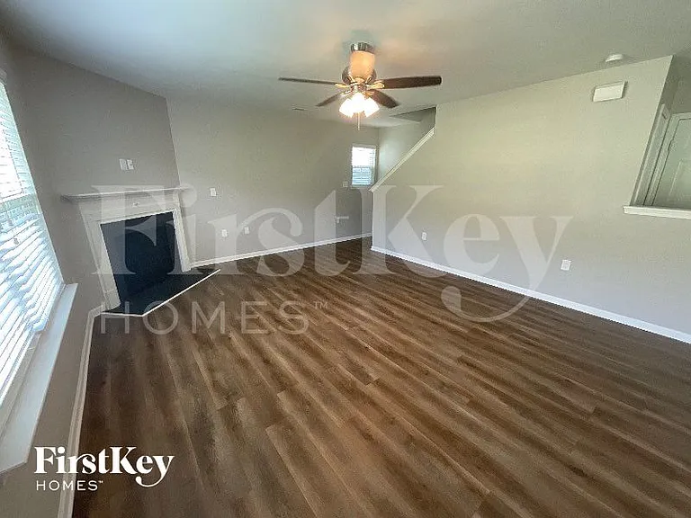 1800 Eastway Dr — Photo 2