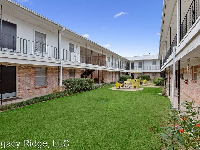 2504 Hilltop Dr — Photo 4
