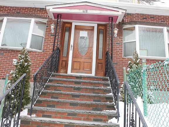 3rd image of 618 Harvard St