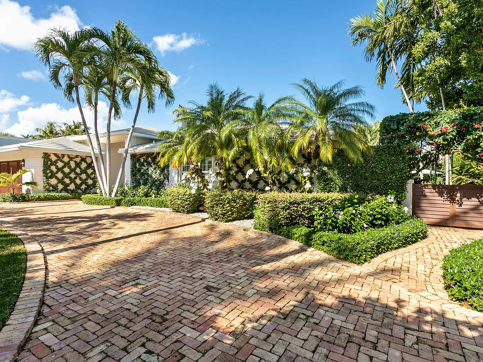 4 bed, 4.5 bath, 3725 sqft, $95,000 — Photo 2