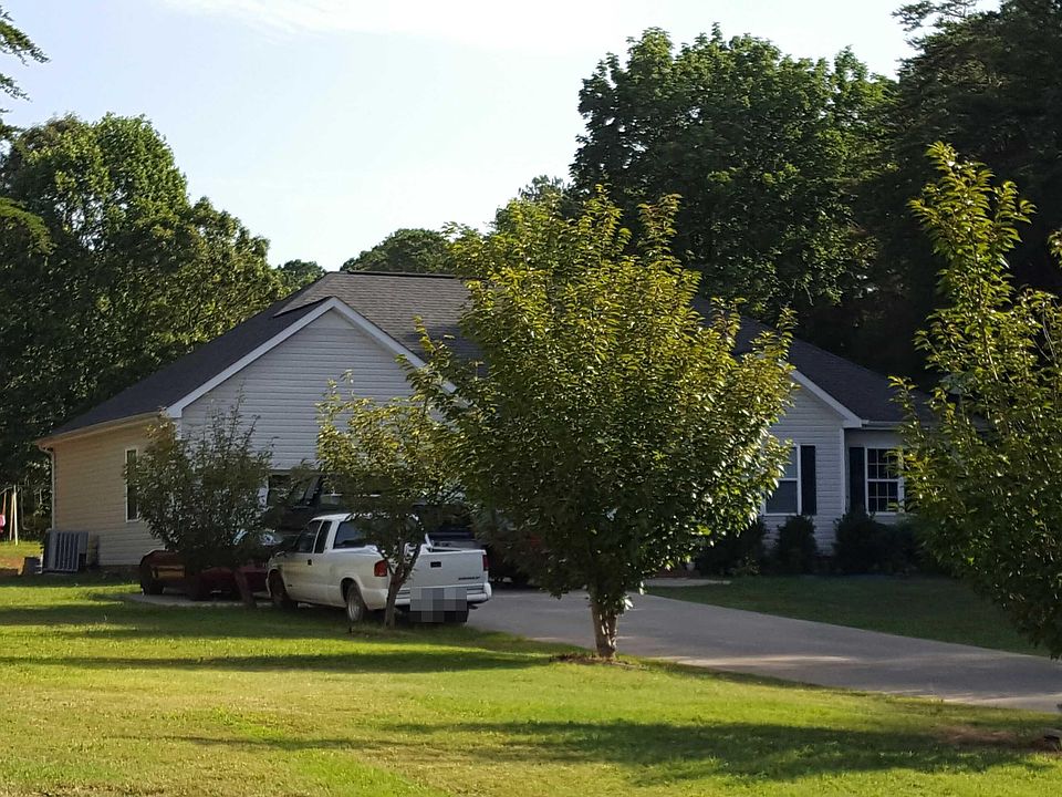 2nd image of 221 N Star Dr