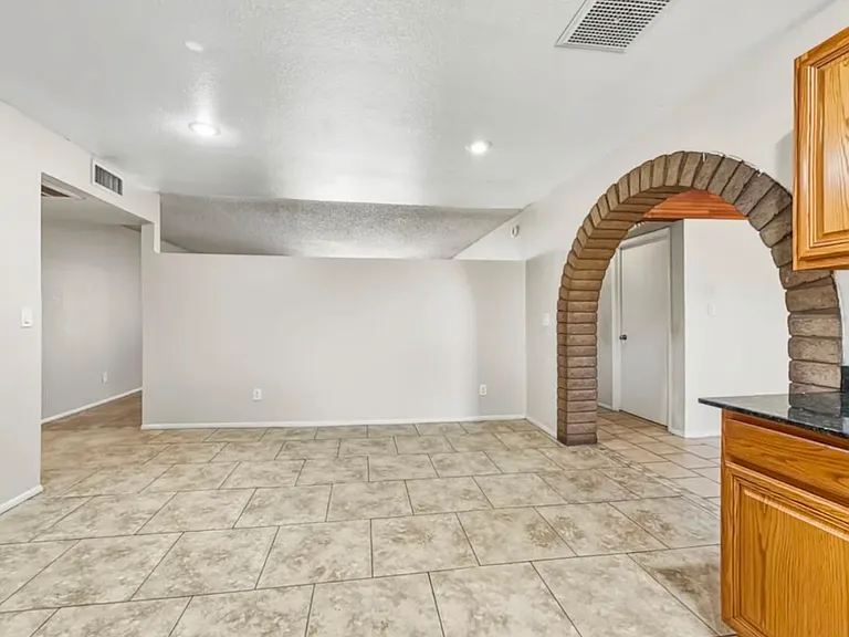 5634 W Hubbell St — Photo 6