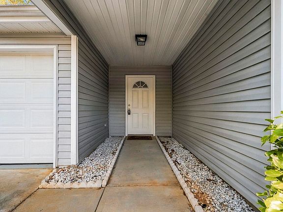 4th image of 304 Rivereen Way