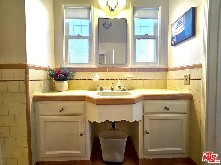 2211 W 78th Pl — Photo 23