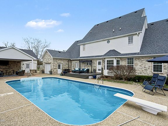 4th image of 377 Canary Dr