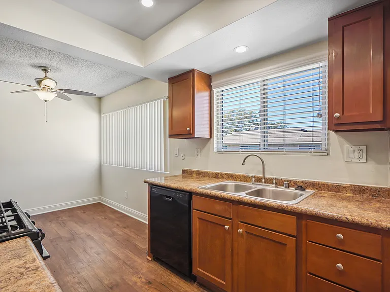 Sierra West Apartments — Photo 26