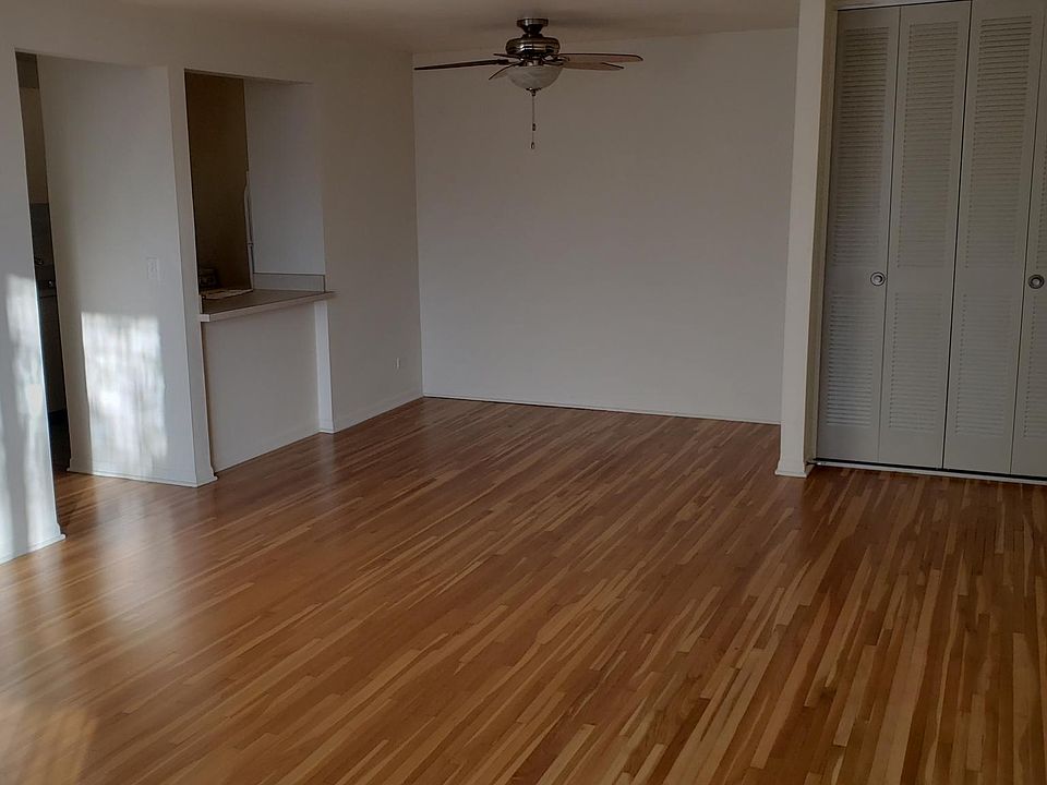Dining Area: 9'x8'