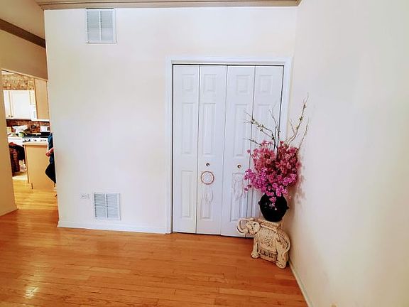 5th image of 7412 N Lincoln Ave #A