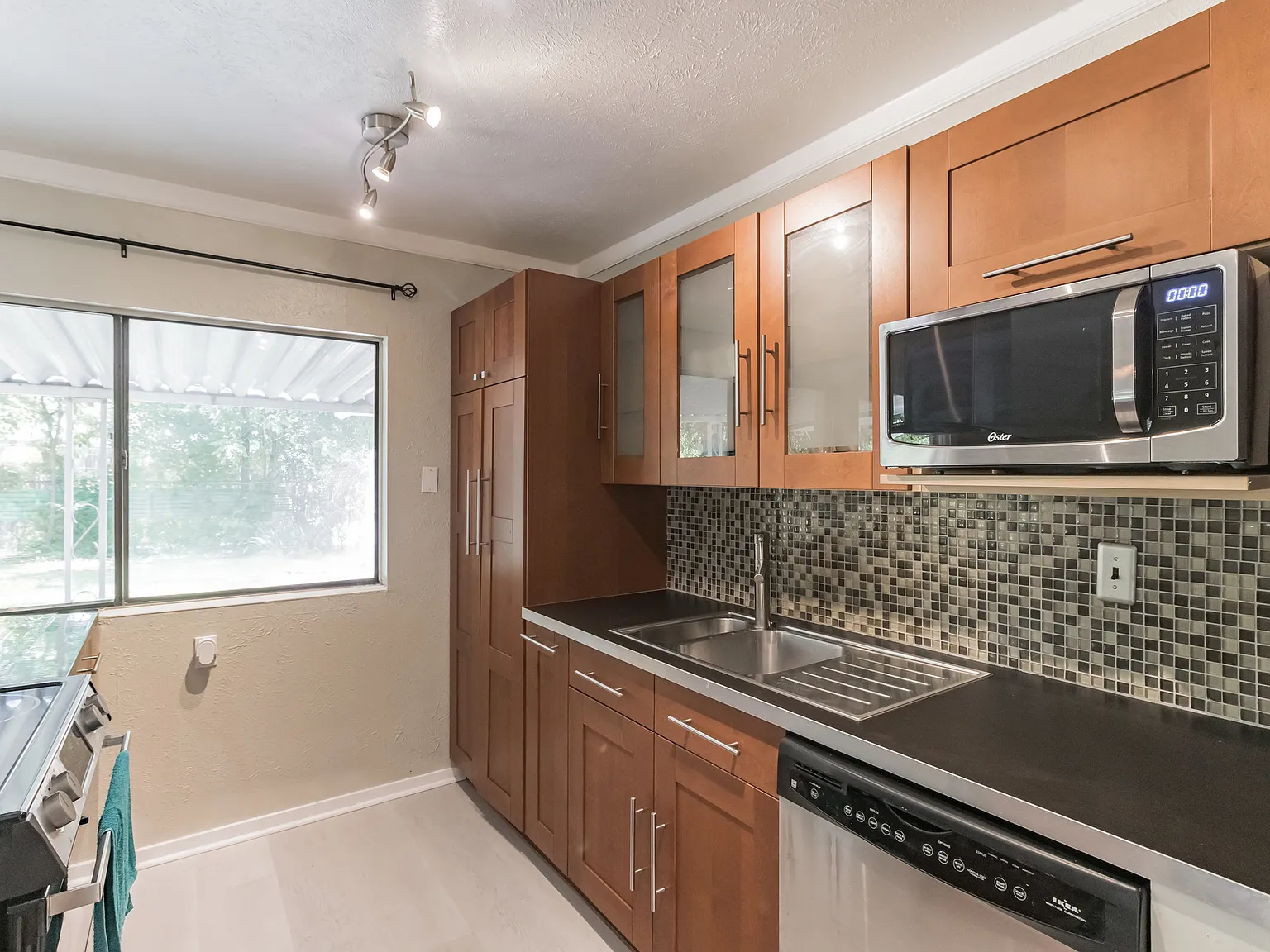 3 bed, 1674 sqft, $2,200 — Photo 2