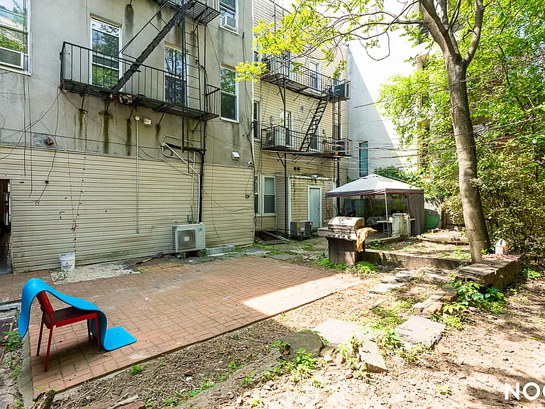 33 Montrose Ave #3T — Photo 2