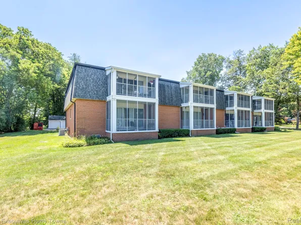 1467 E Krafft Rd #8, Fort Gratiot, MI 48059
