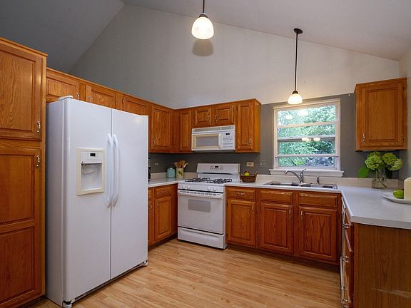 3rd image of 2210 Aspen Dr