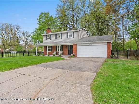 2nd image of 1424 Cedarhill Dr